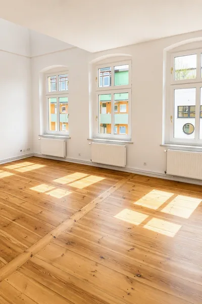 Besondere Immobilie ! Angeboten wird eine Maisonettewohnung mit einer Gewerbeeinheit im selben Haus — photo 1